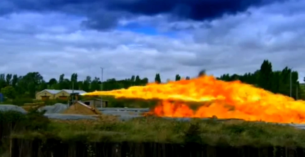 Cum funcţionează cel mai mare aruncător de flăcări din lume? Maşinăria infernală care arde totul în cale (VIDEO)