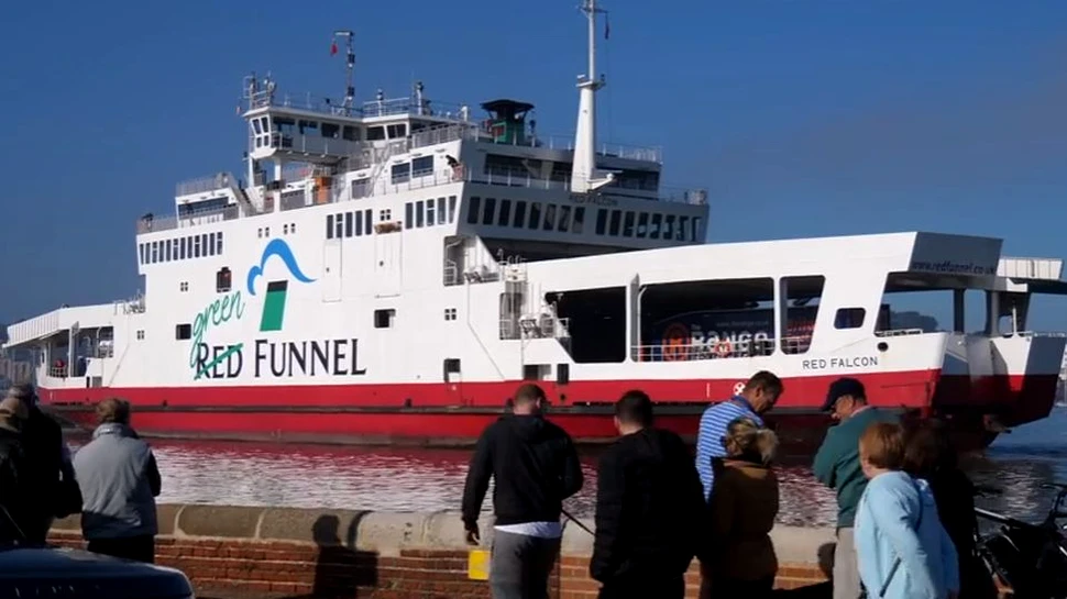Un feribot s-a ciocnit cu mai multe iahturi în apropierea unei insule din Marea Britanie