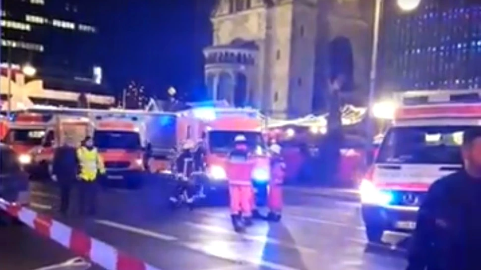 Atac la Berlin. Cel puţin 9 morţi şi 50 de răniţi, după ce un camion a intrat în mulţime la un târg de Crăciun