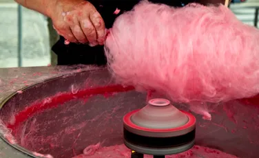 Oamenii de ştiinţă folosesc maşinăria de vată de zahăr pentru a crea vase sanguine artificiale. FOTO+VIDEO