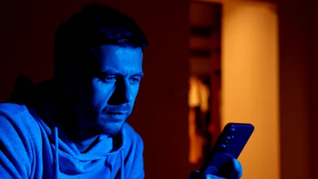 Lumina albastră nu (mai) este principalul vinovat pentru insomnie