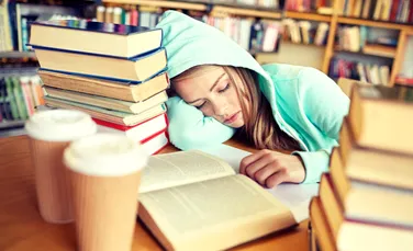 Studiu: Adolescenții care dorm mai mult și merg la culcare devreme au abilități cognitive mai bune