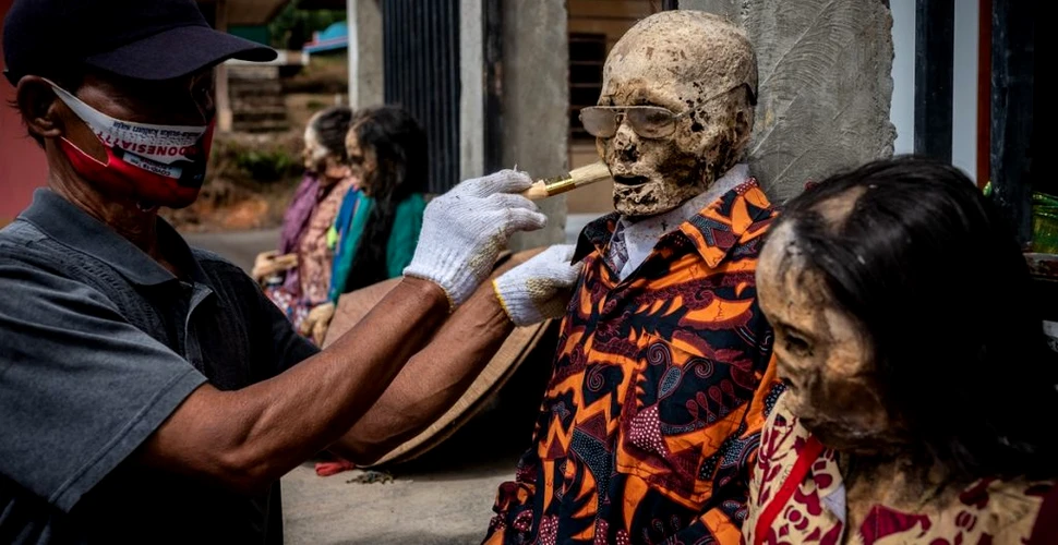 Un ritual șocant al oamenilor din Indonezia. Morții au fost dezgropați și au primit haine noi de la cei vii