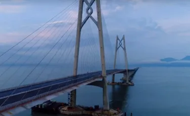 Chinezii inaugurează cel mai lung pod din lume. Are şase benzi şi patru tuneluri