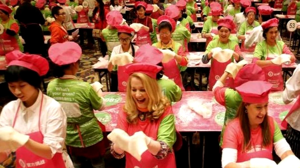 511 chinezi au aruncat şi învârtit, simultan, în aer aluat de pizza. Care a fost rezultatul acţiunii lor – VIDEO