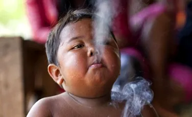 INCREDIBIL! Cel mai tanar fumator din lume (FOTO/VIDEO)