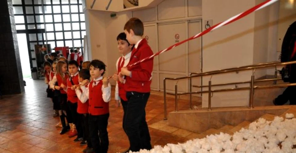 Mărţişor gigant, cu un şnur de circa o sută de metri lungime, făcut de elevii unei şcoli din Galaţi