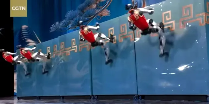 Roboții prezentați la un festival din China s-au „urcat” pe pereți și au dansat alături de copii