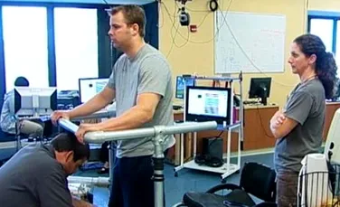 Un tânăr paralizat s-a putut mişca din nou datorită unui stimulator electric al măduvei