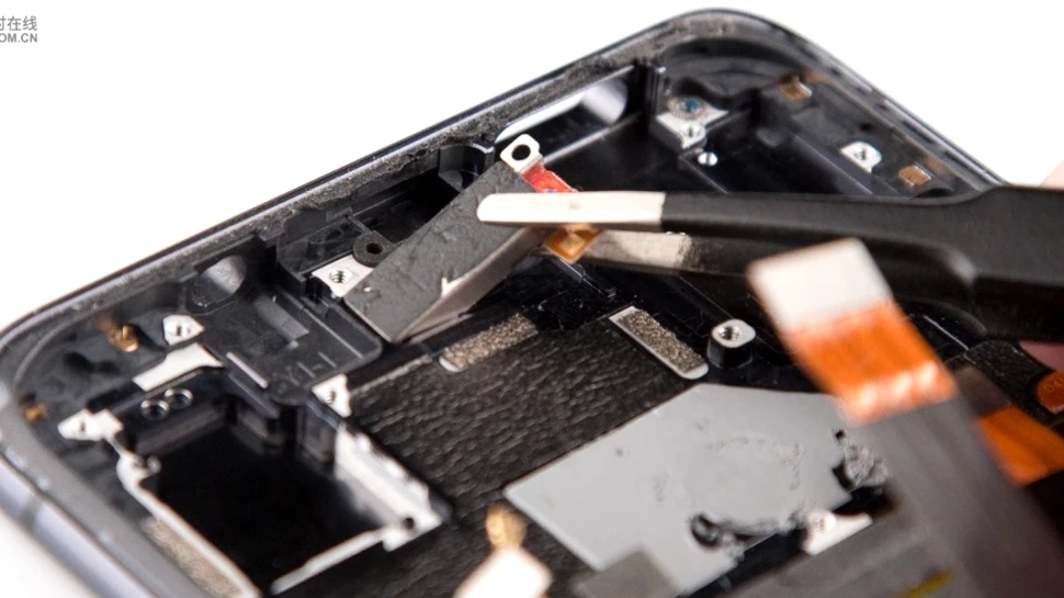 Cum arată la interior Vivo NEX, noul smartphone cu design all-screen şi cameră foto retractabilă