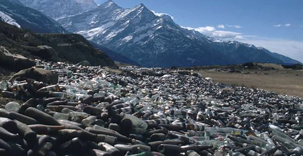 Everestul risca sa devina o groapa de gunoi