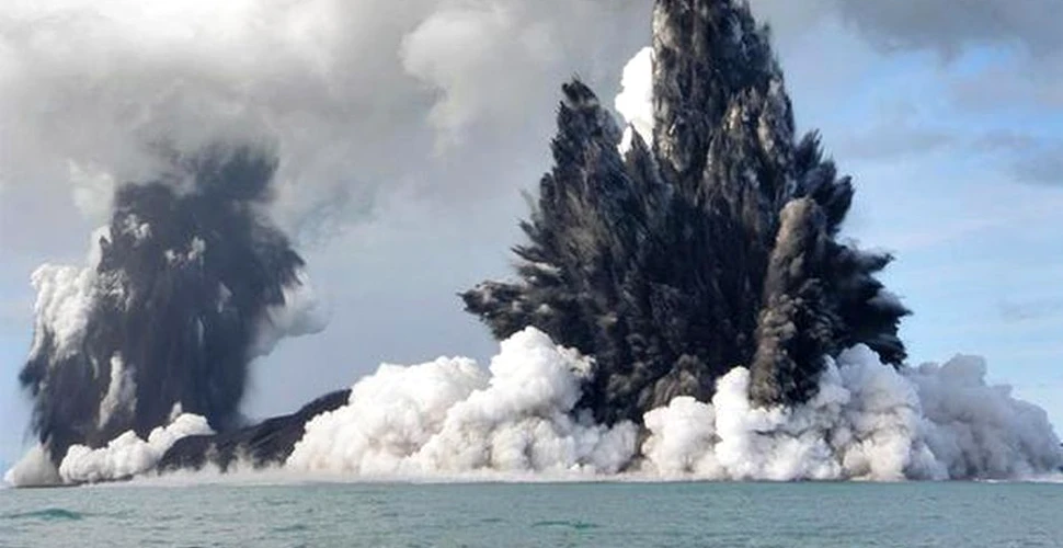 Erupţie puternică a unui vulcan subacvatic. Apele oceanului au devenit roşii