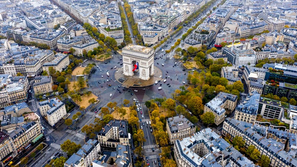 Arcul de Triumf din Paris, unul dintre cele mai cunoscute monumente din lume