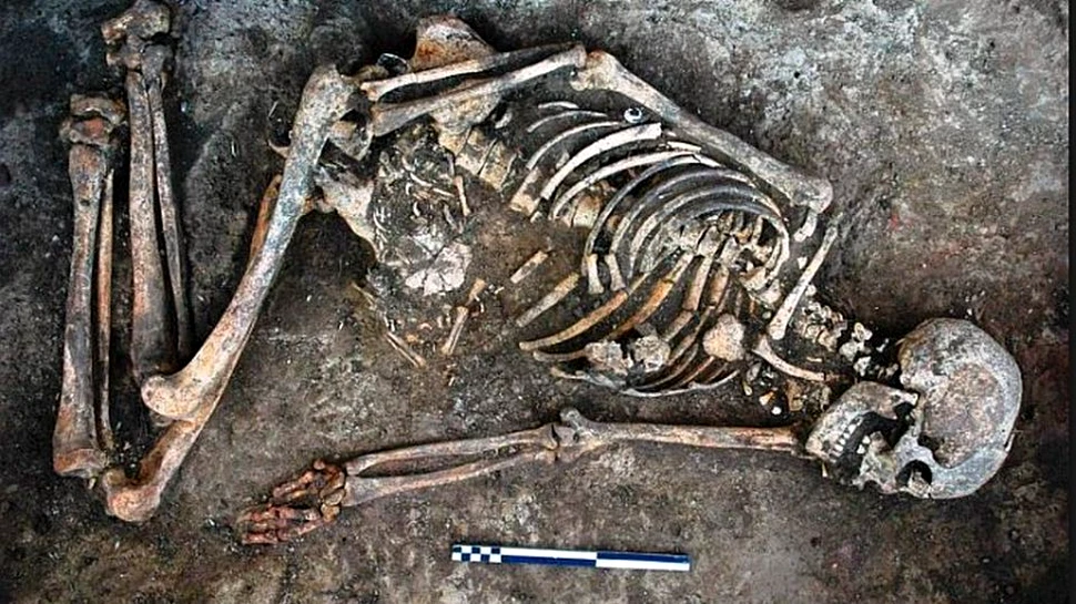 Descoperire unică într-un mormânt vechi de 4.500 de ani. Rămăşiţele unei femei au fost deshumate şi decorate cu semne misterioase