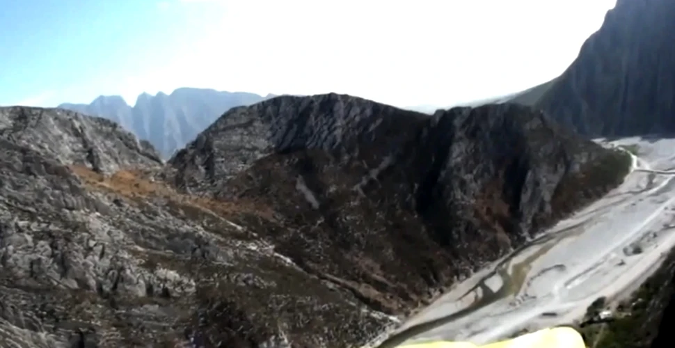 Spectaculos: aşa arată munţii Mexicului văzuţi din wingsuit! (VIDEO)