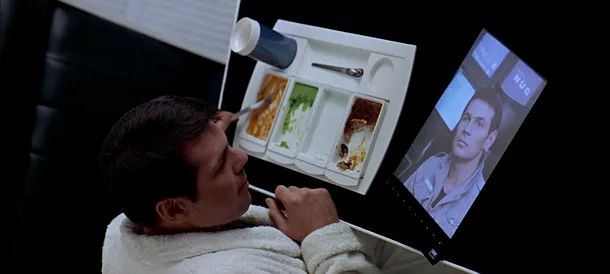 Scenă din filmul „2001: Odiseea Spaţială”. Un personaj foloseşte o tabletă