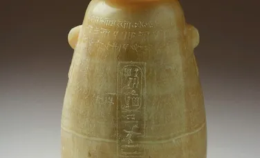 Ce au găsit arheologii într-o vază egipteană rară, dedicată „Marelui Rege” Xerxes