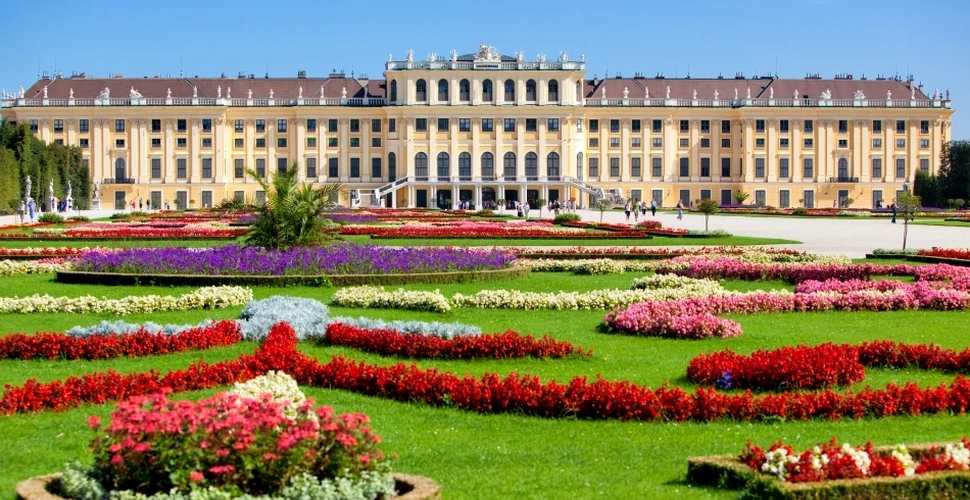 Austriecii permit turiştilor să doarmă în castelul Schönbrunn. Cât costă o noapte în celebrul castel din Viena