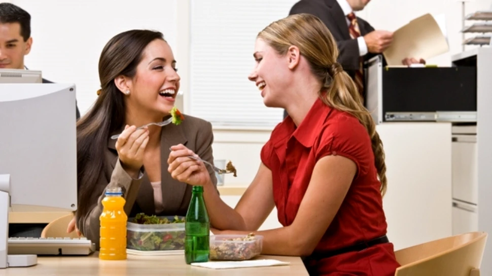 Dieta corporatistului. Ce ar trebui să mâncăm la birou pentru a fi mai sănătoşi