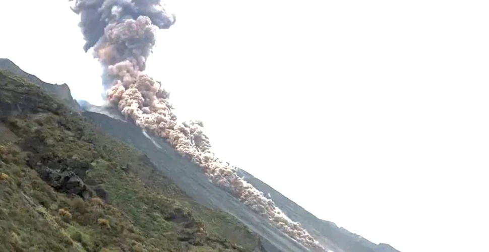 Erupția uriașă a vulcanului Stromboli a trimis cenușă în aer, la peste o sută de metri