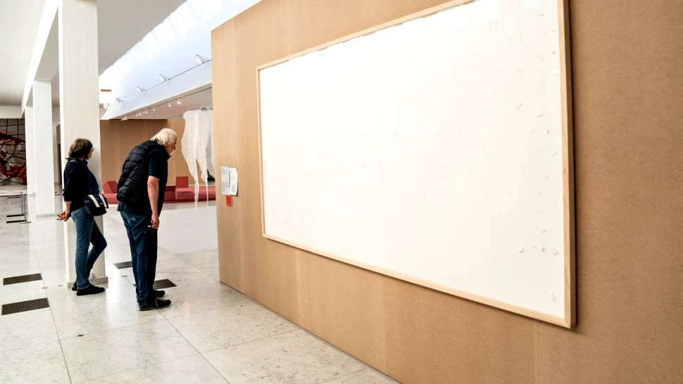 Un artist a primit zeci de mii de dolari pentru două opere de artă. De ce a livrat două cadre goale?