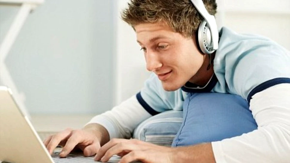 Tinerii sunt mai fericiti atunci cand navigheaza pe internet