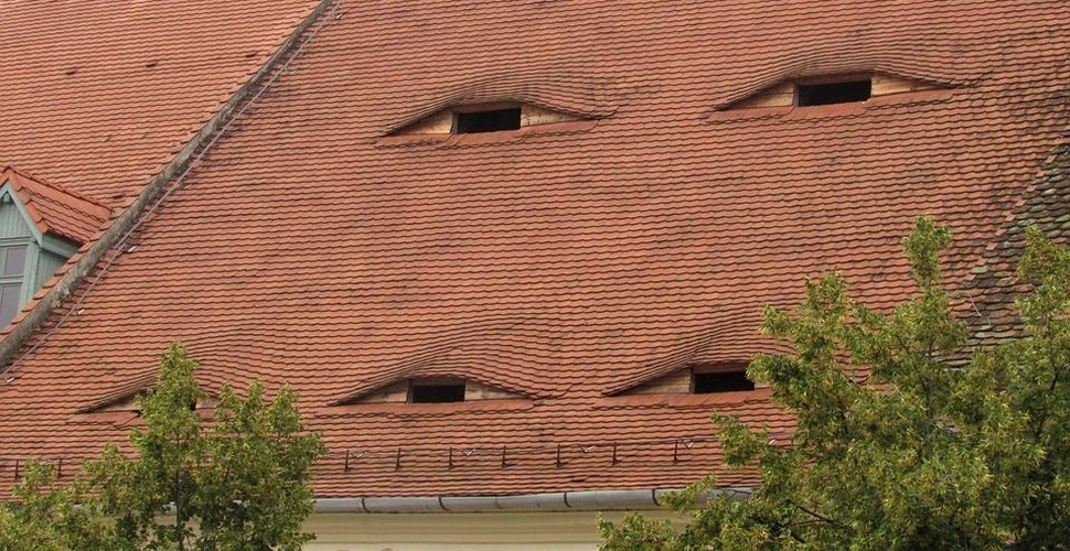 ”Ochii” care te privesc de pe acoperişuri. Arhitectura interesantă a caselor din Sibiu