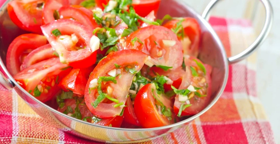 Salata de roșii românească, felul de mâncare european de vară cu cele mai puține calorii