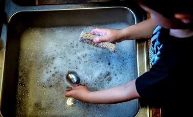 Produsele de curăţare din casă ar putea favoriza obezitatea la copii