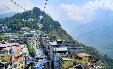 Într-un mic stat din India, pe muntele Himalayei, se face un experiment de interes global
