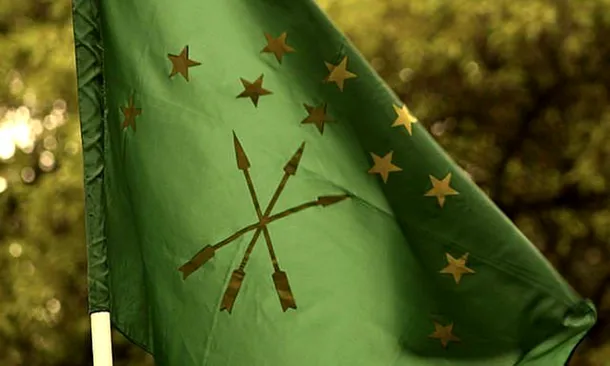 Steagul naţional cerchez. Clee douăsprezece stele reprezintă cele douăsprezece triburi adîigheene de odinioară: Abdzakh, Benesley, Bdhzedug, Yegeruquay, Zhaney, Kabardai, Mamkhegh, Natukhai, Temirgoy,Ubykh, Shapsugh şi Hatukai