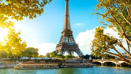 Ce au pățit doi bărbați după ce au sărit cu parașuta de pe Turnul Eiffel?