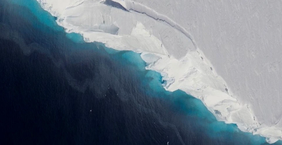 Un gol gigantic, care creşte ameninţător, a fost găsit sub gheaţa Antarcticii