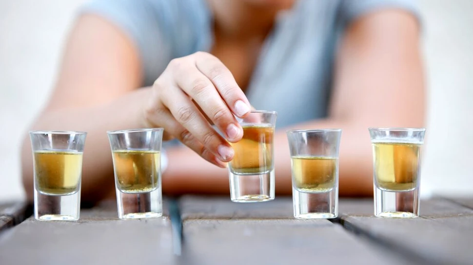 Tot mai mulți dintre tinerii din Occident încep să renunțe la alcool