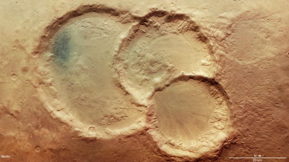 Imagini incredibile dezvăluie un misterios crater triplu format pe planeta Marte
