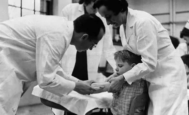 Vaccinul dezvoltat de acest medic a salvat milioane de vieţi