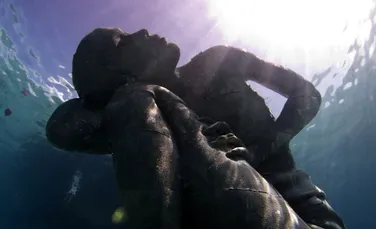 Cea mai înaltă statuie subacvatică din lume „ţine oceanul pe umeri”