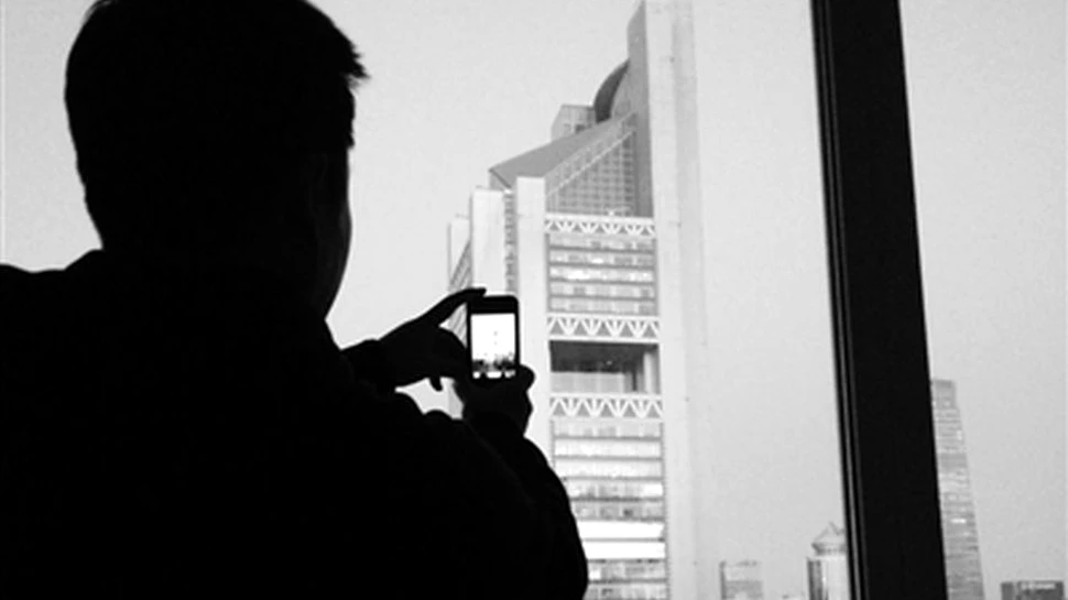 Un bărbat a fotografiat timp de un an aceeaşi clădire, ca să arate cât de poluat este oraşul (FOTO)