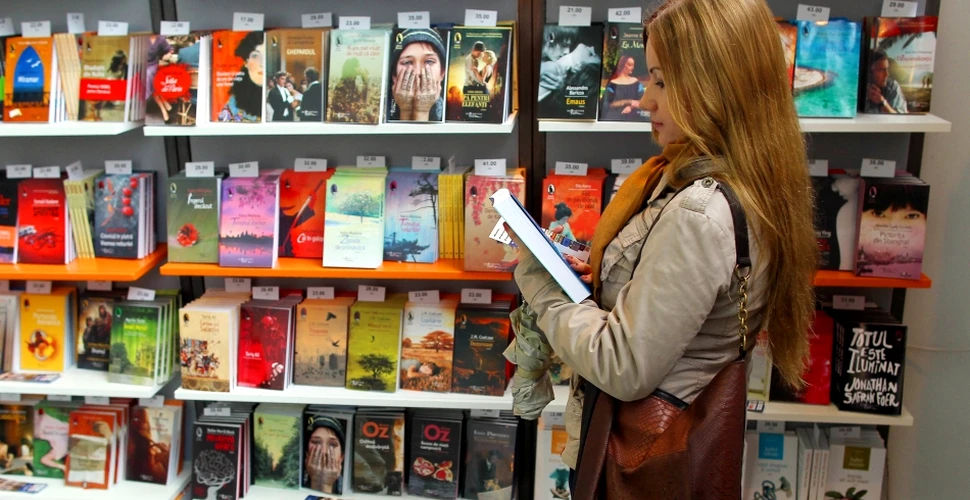 Ce mai citesc românii? Iată care au fost cele mai vândute cărţi în iunie 2014