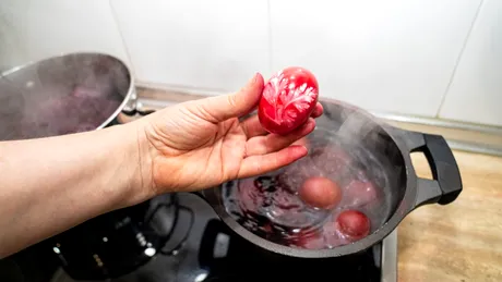 Ce simbolizează ouăle roșii de Paște și de ce le ciocnim?