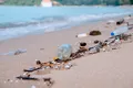 8 din 10 deșeuri aruncate de turiști pe litoralul românesc sunt din plastic