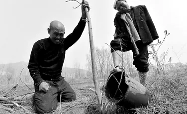 Povestea emoţionantă a orbului şi a bărbatului fără mâini care au plantat 10.000 de copaci pentru a-şi feri satul de inundaţii. Muncesc de 10 ani împreună