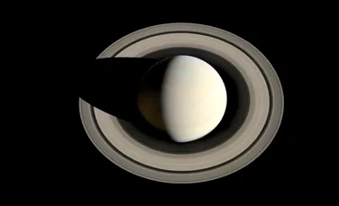 Saturn, în toată splendoarea sa: vederea „de sus” a planetei este una dintre cele mai uimitoare imagini publicate până acum