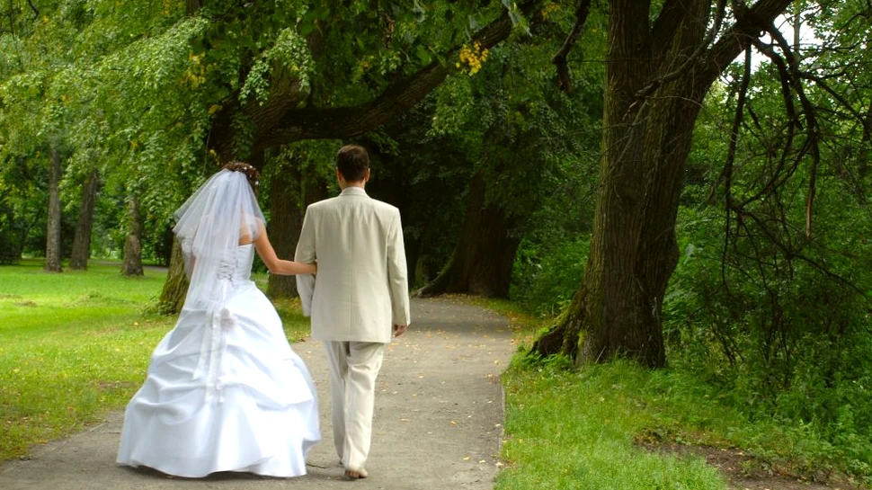 De ce bărbaţii tineri sunt atraşi de femei mai în vârstă. Ce poate ascunde o astfel de legătură