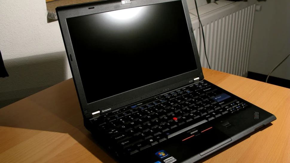 Câţi utilizatori îşi acoperă camera web a computerului cu bandă adezivă