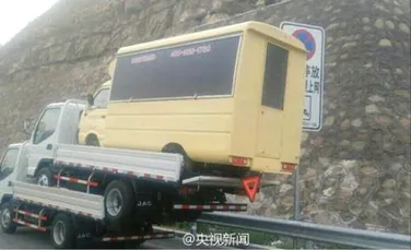 Un şofer chinez a condus trei camioane încărcate unul peste celălalt. Ce s-a întâmplat când l-a oprit poliţia