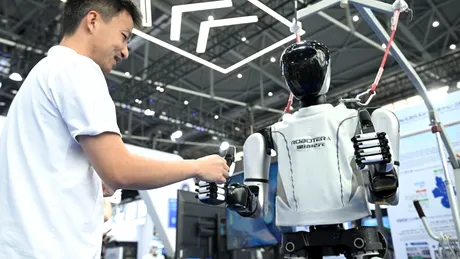 VIDEO: Un robot umanoid prezentat în China a executat un dans tradițional cu sabie