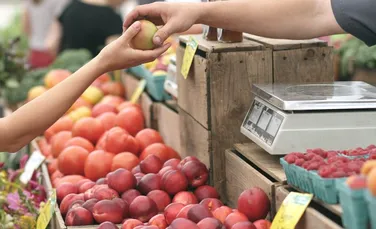 Unul din doi români cumpără fructe și legume românești