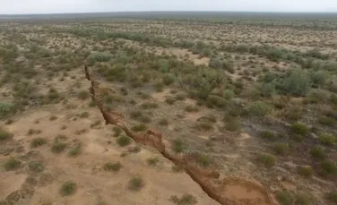 O fisură de peste trei kilometri, descoperită în deşertul din Arizona. Imaginile fisurii gigantice, filmate în premieră