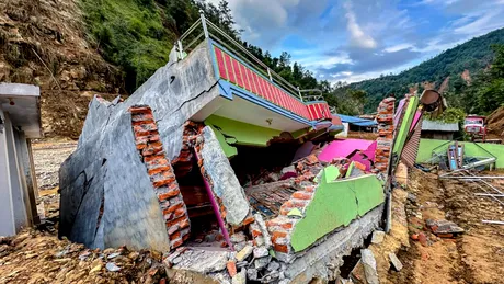 O femeie a fost găsită în viață după 10 zile printre ruinele din Nepal